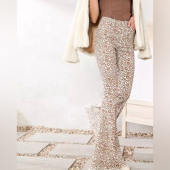 Women's SAINTS & HEARTS Beige White Cotton Blend Leopard Flare Jean Size 2 NWOT - Picture 3 of 9